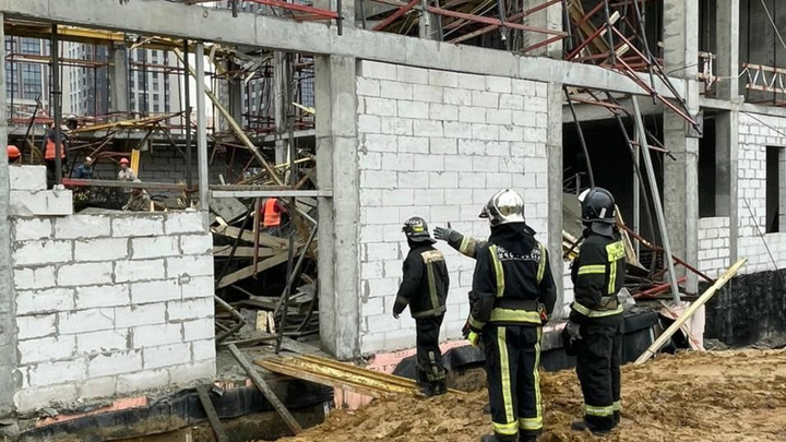 Число пострадавших из-за обвала крыши на стройплощадке в Москве выросло до пяти