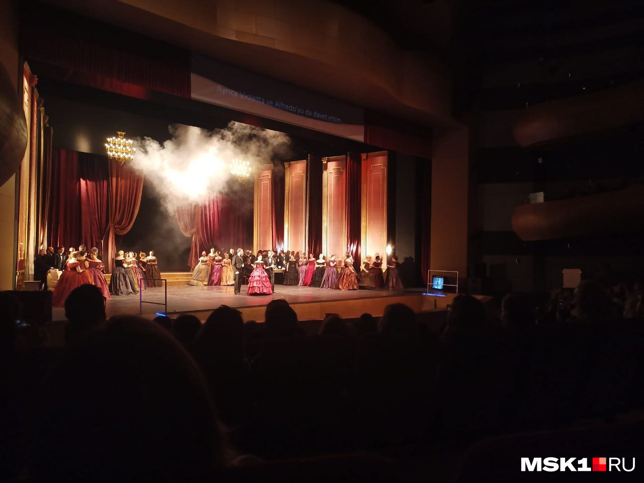 Исполнение оперы — только на итальянском, а для удобства публики — субтитры на турецком Исполнение оперы — только на итальянском, а для удобства публики — субтитры на турецком