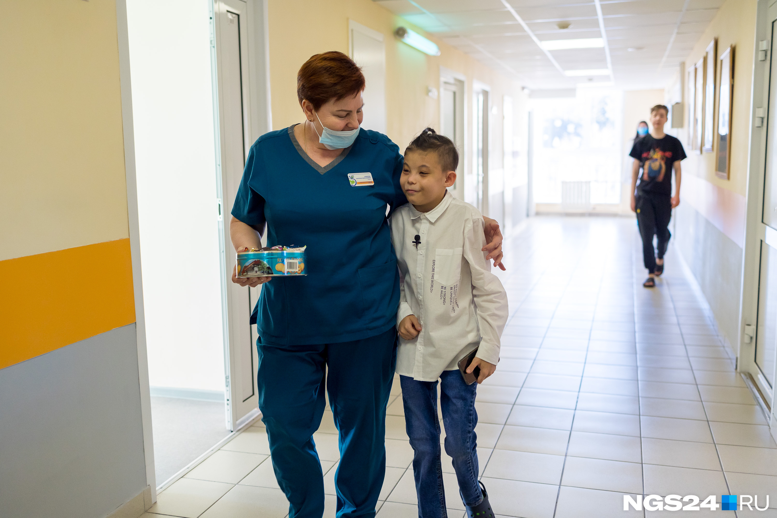 Воспитатель-педагог краевой детской больницы Екатерина Комарова старается всегда быть рядом с особенным пациентом