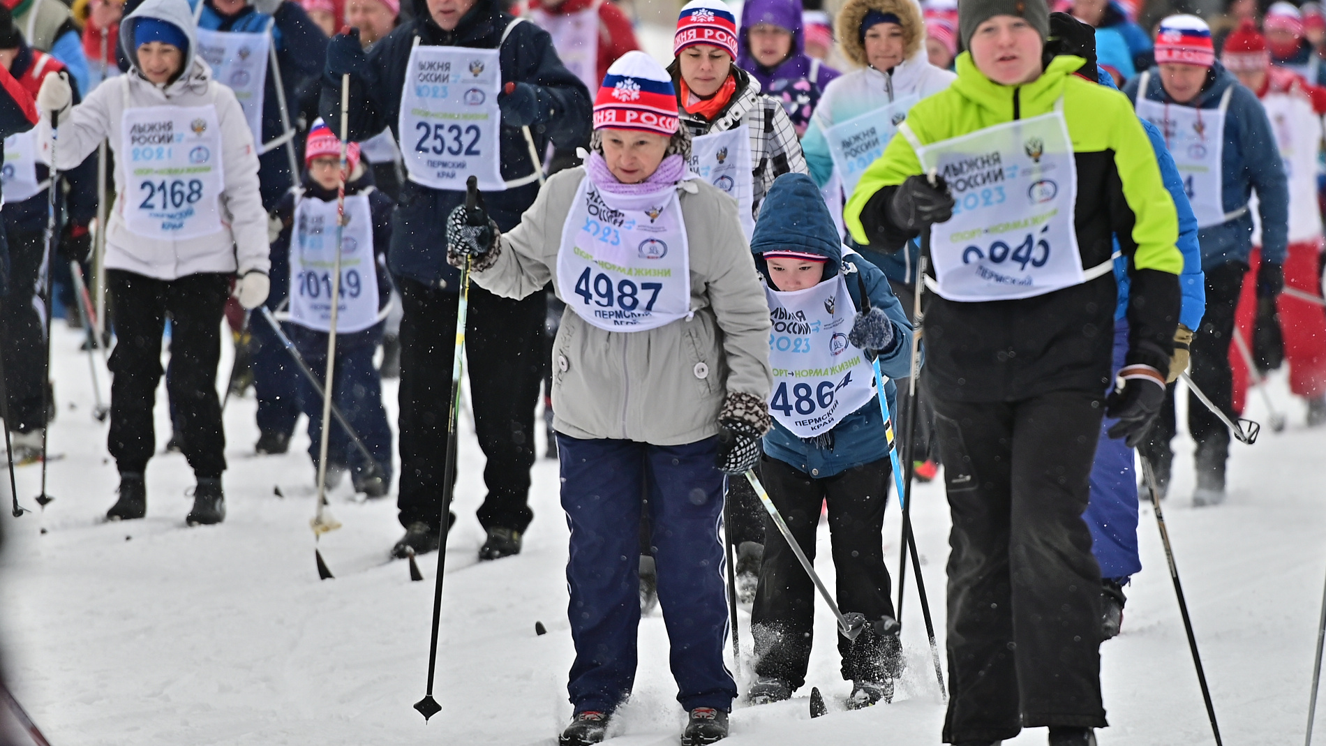 Тысячи спортсменов вышли на трассы — в Перми прошла «Лыжня России — 2023». Ищите себя на фото!