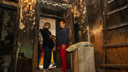 Черные стены — дыры в полу: в Самаре люди живут в сгоревшем доме. Как так получилось?