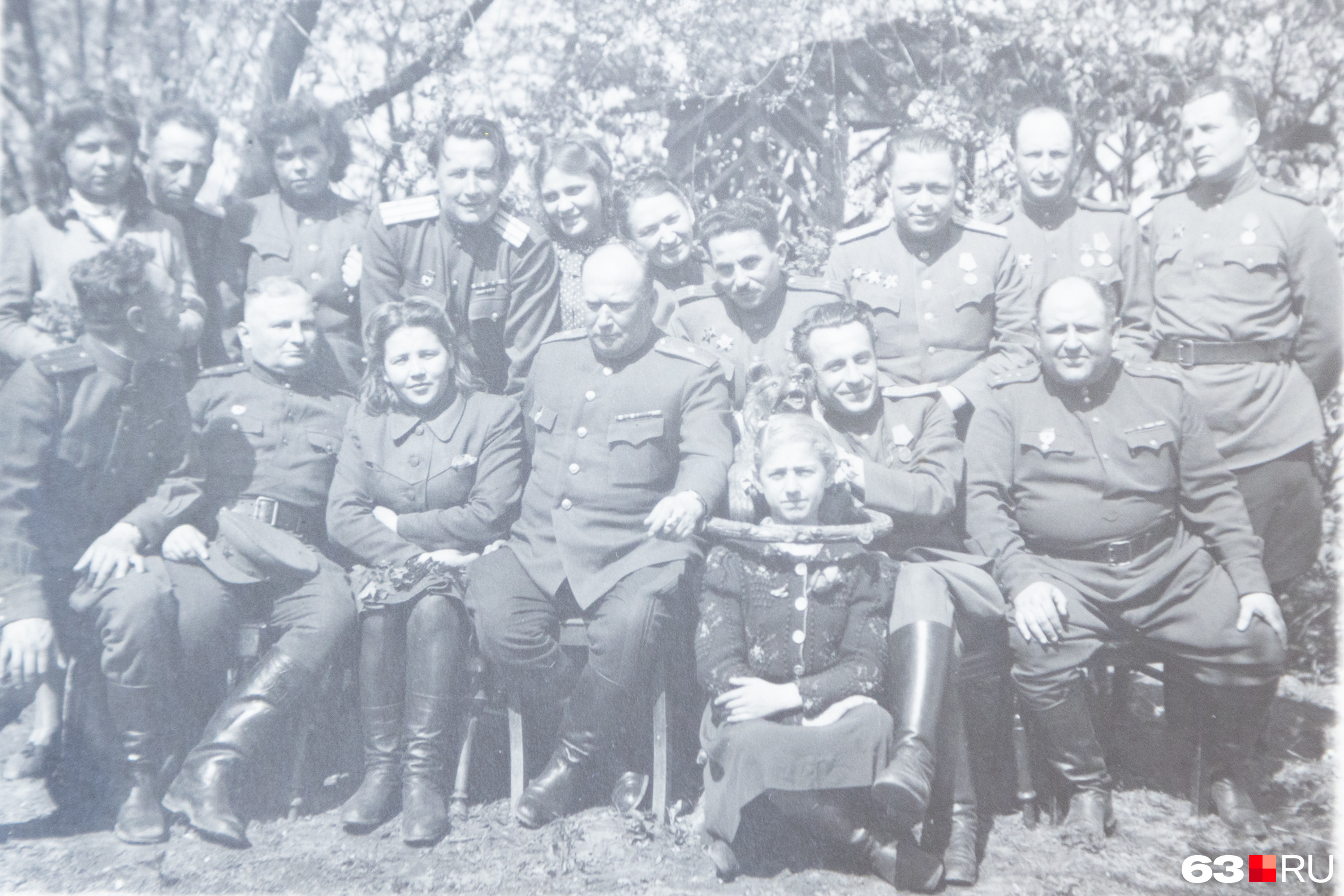 Александр Аминев (во втором ряду третий справа) с сослуживцами