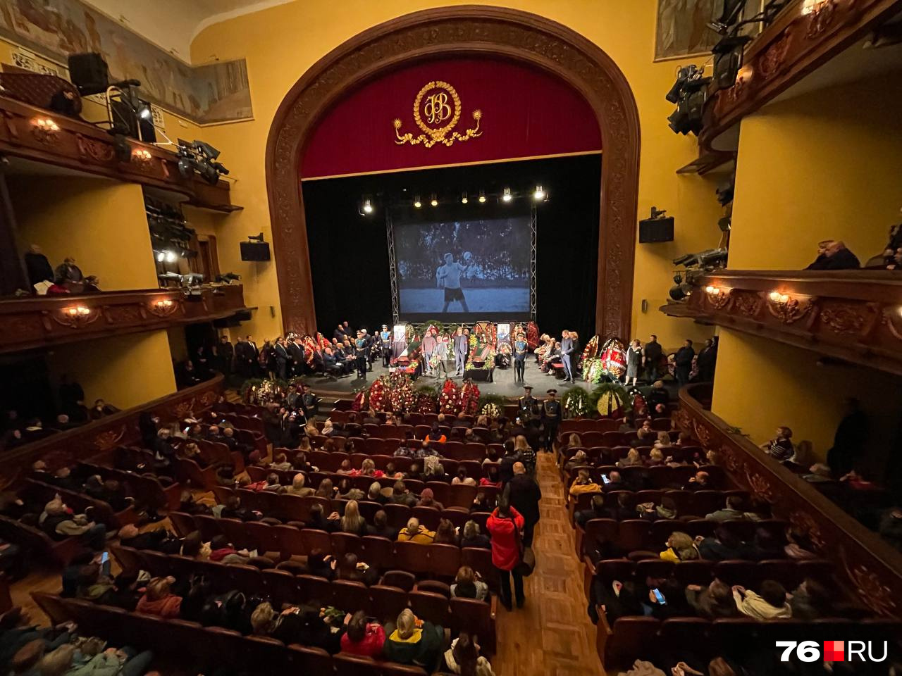 Главный зал, театр полон народу