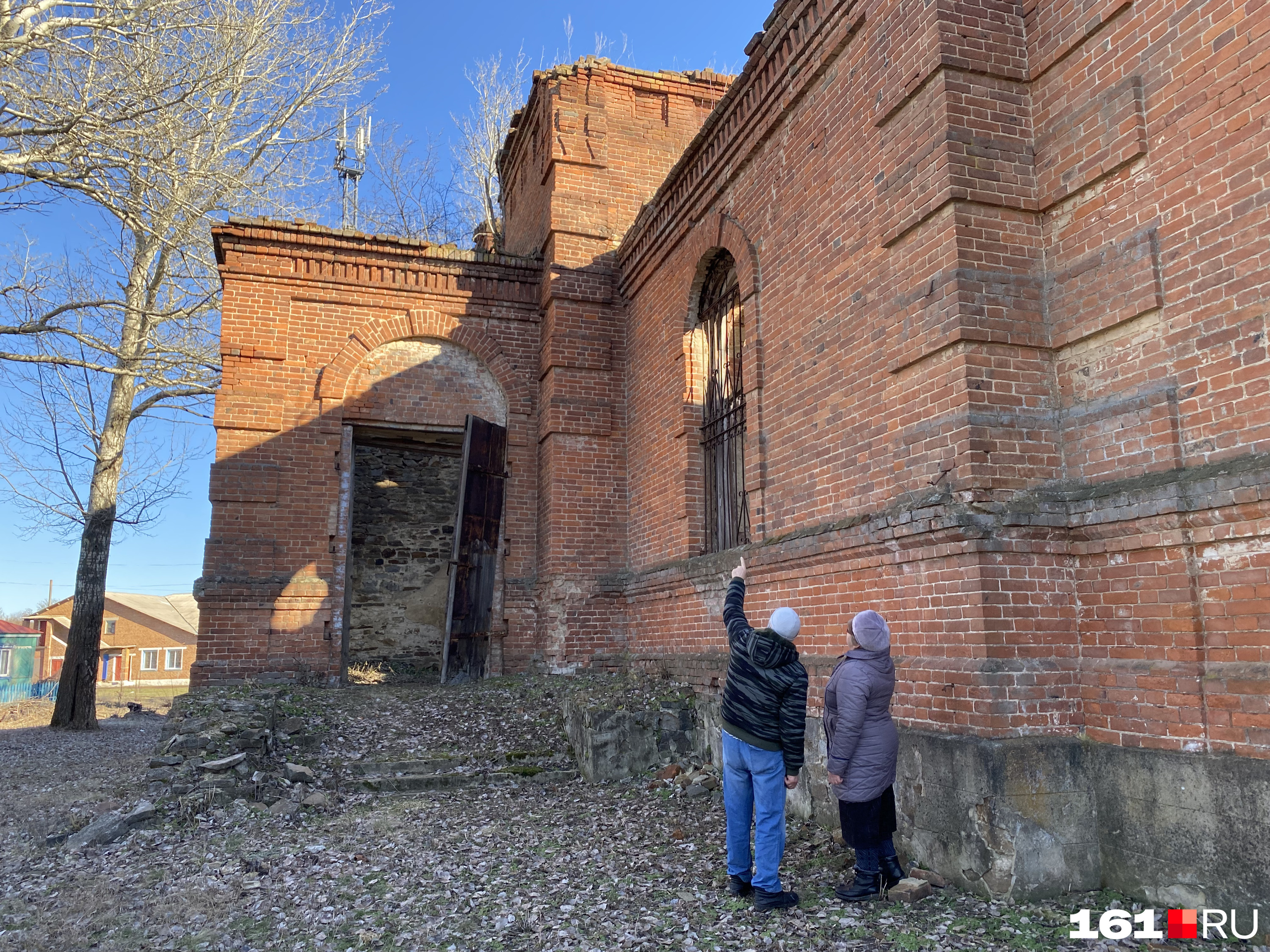 За лето небольшую сельскую школу отремонтировали стены в классах