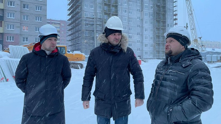 Провели планерку прямо на стройке: какую задачу поставили перед подрядчиком социальных домов в Архангельске