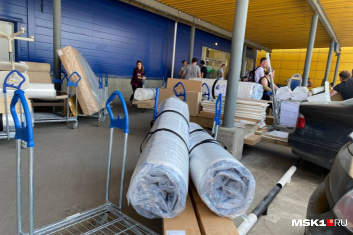 Сотрудники IKEA кинулись скупать последнее на закрытой распродаже: новости о санкциях и спецоперации за 27 июня