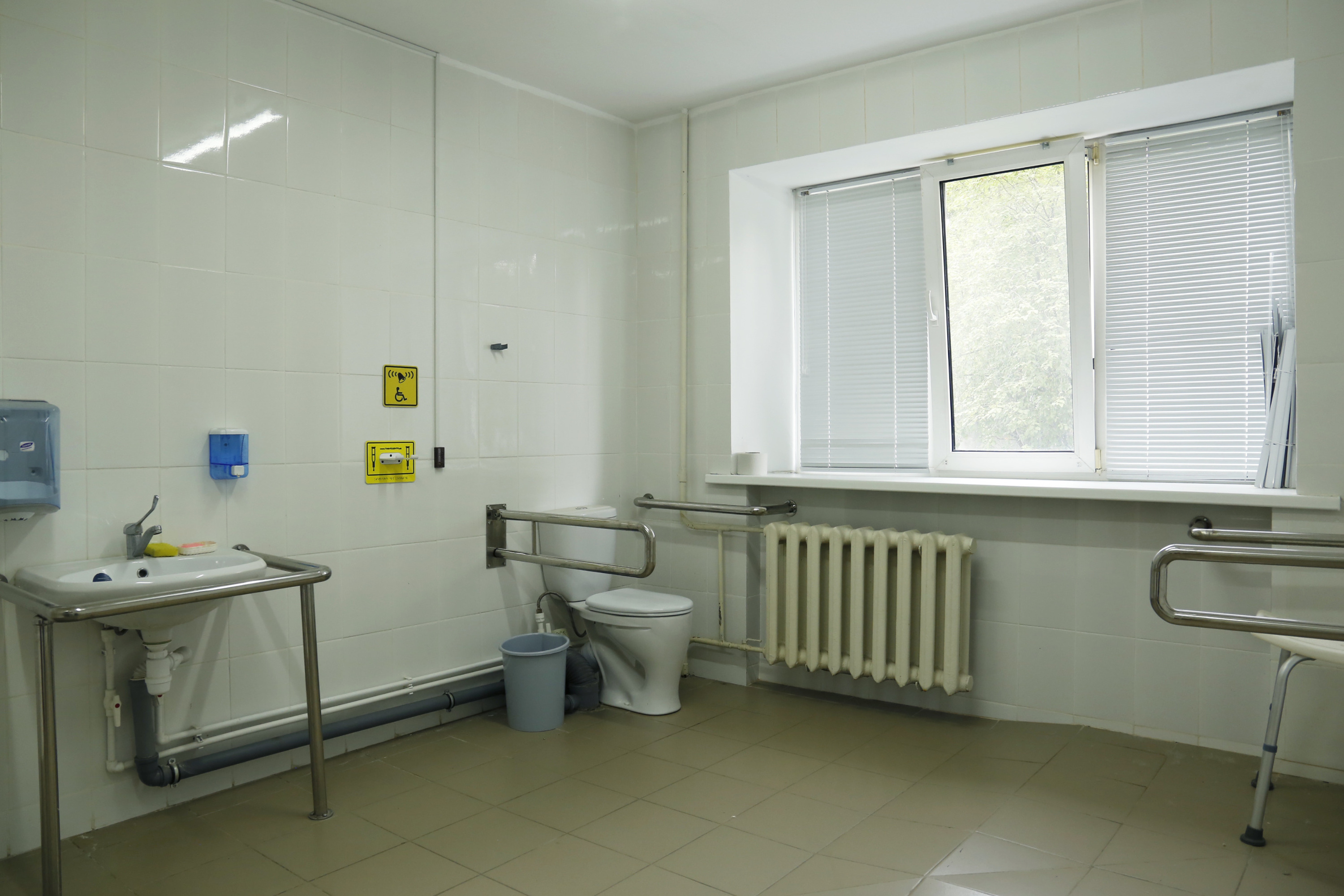 Туалеты для студентов с ограниченными возможностями здоровья в общаге <nobr class="_">№ 4</nobr>