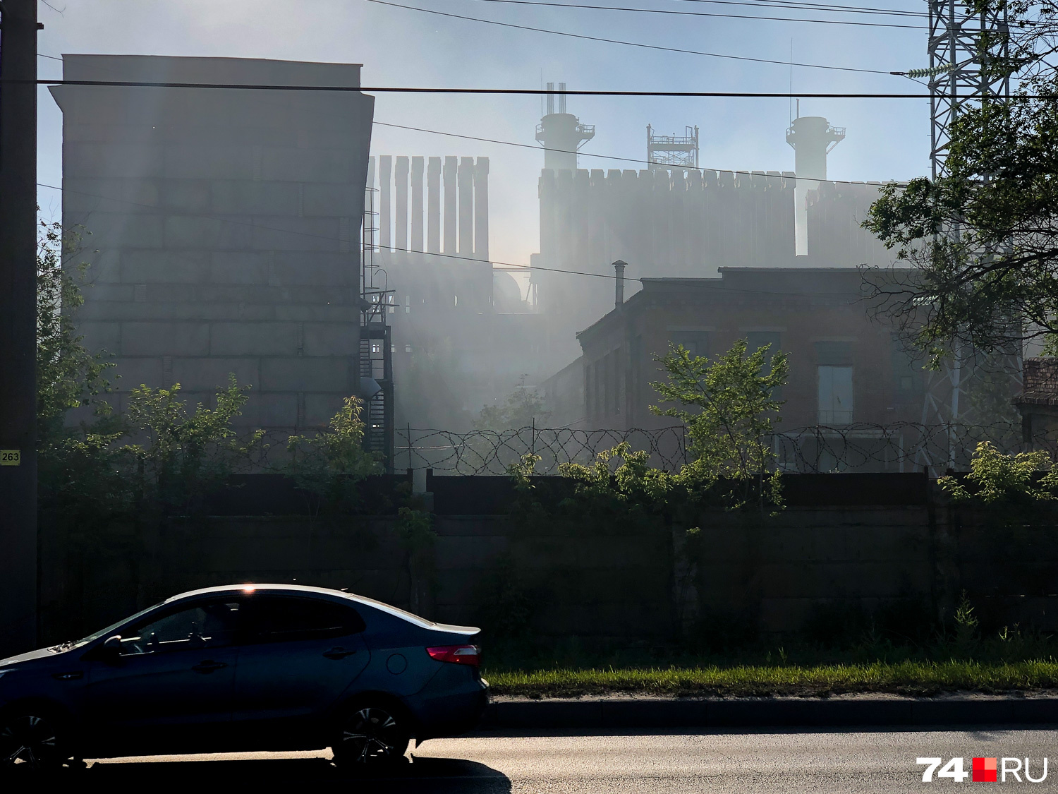 Ехал в Металлургический район мимо ферросплавного комбината (ЧЭМК) и остановился, чтобы зафиксировать это явление: то ли дым, то ли пыль, но воняет знатно. День, кстати, солнечный был, хотя по фотографии не скажешь