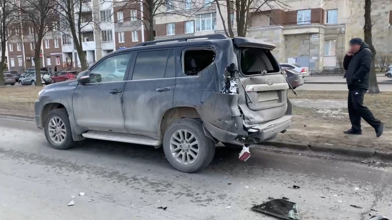 На Ветеранов автобус приехал в «Ленд Крузер», а на Салова — в грузовик - 4  апреля 2022 - ФОНТАНКА.ру