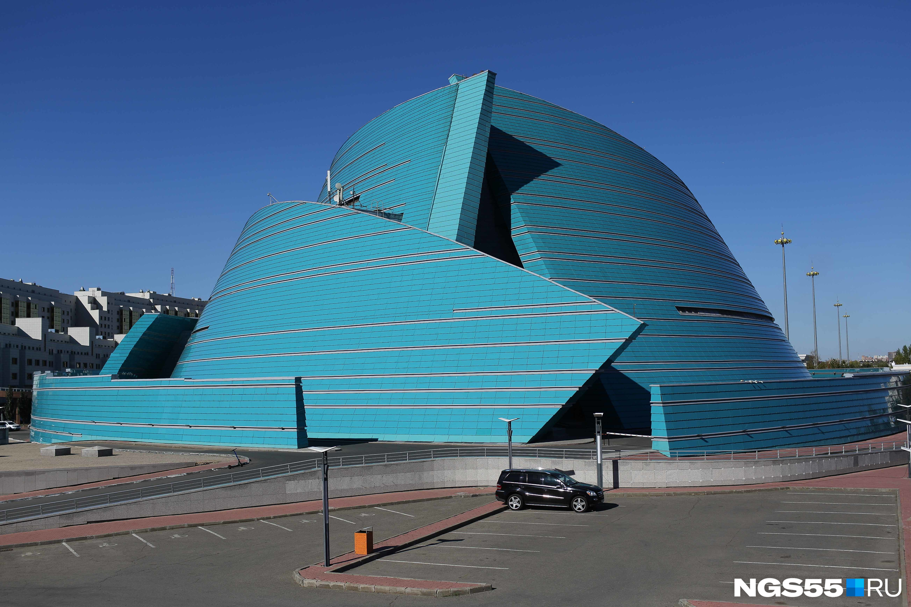 Необычное здание оказалось центральным концертным залом «Казахстан» на территории правительственного квартала. Здание одновременно напоминает и казахскую юрту, и морской парусник