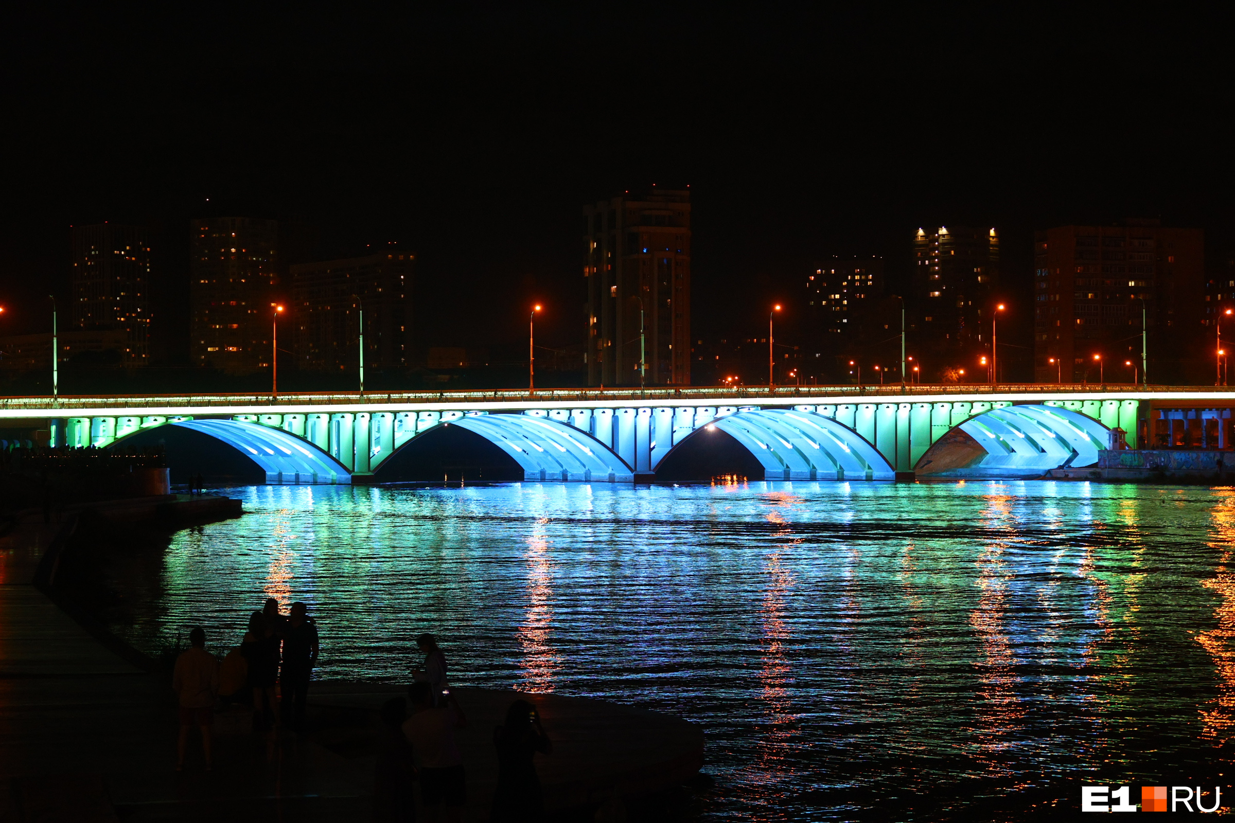 Еще больше огней! На Макаровском мосту тестируют новую суперподсветку