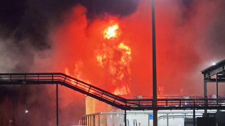 В Тюменской области загорелась нефтебаза — пожар тушили более 4 часов