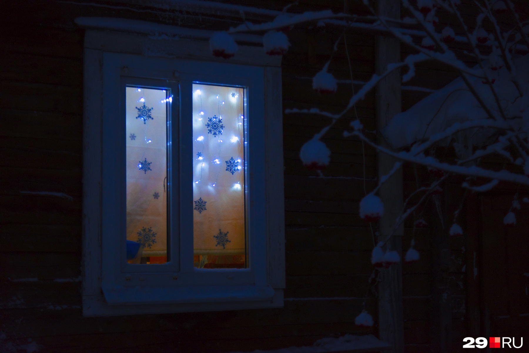Чем темнее на улице, тем красивее светятся окна. Вечером новогоднего настроения на острове заметно больше