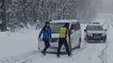 Машина новосибирца застряла в сугробе по дороге из Шерегеша — из снежного плена автомобиль вытащили полицейские