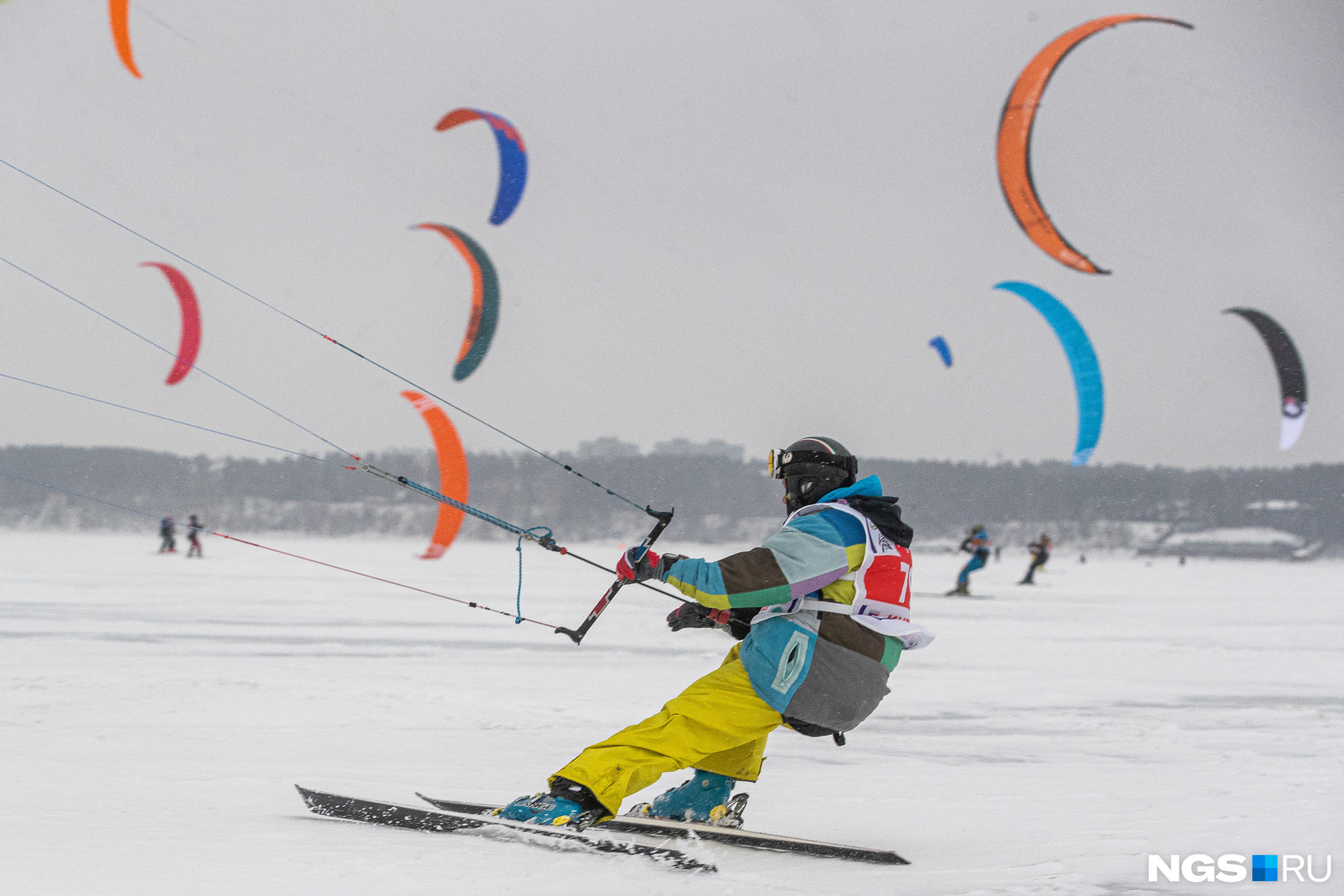 Соревнования проходят в нескольких дисциплинах: лыжная гонка, гонка на доске, фристайл, JKS и виндсерфинг