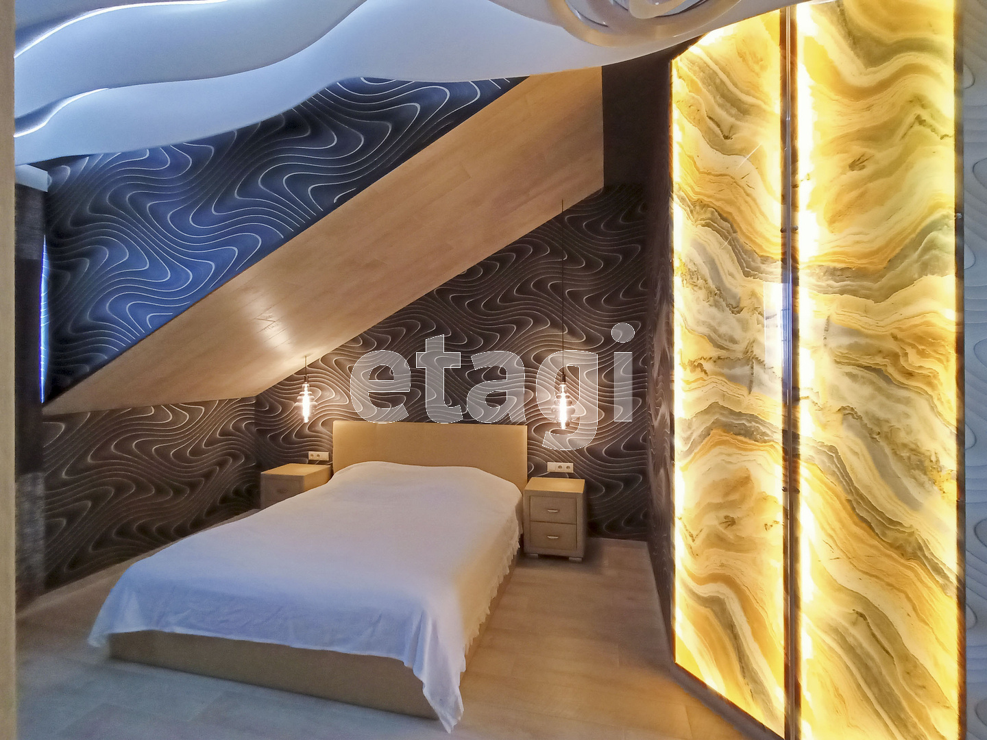Главная спальня сразу встречает нас эффектной стеной с подсветкой. Она напоминает то ли янтарь, то ли стекающую с потолка лаву. Как вам кажется?