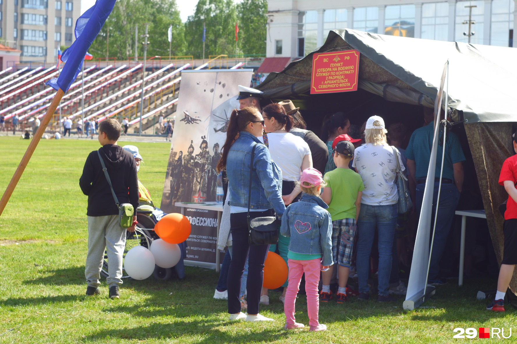 На фестивале УМВД работала палатка, в которой приглашали записаться на <a href="https://29.ru/text/gorod/2022/06/12/71405336/" class="_" target="_blank">контрактную службу</a>