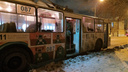 «Слово за слово, кондуктор в крови»: в троллейбусе Екатеринбурга пассажир устроил драку и побил стекла