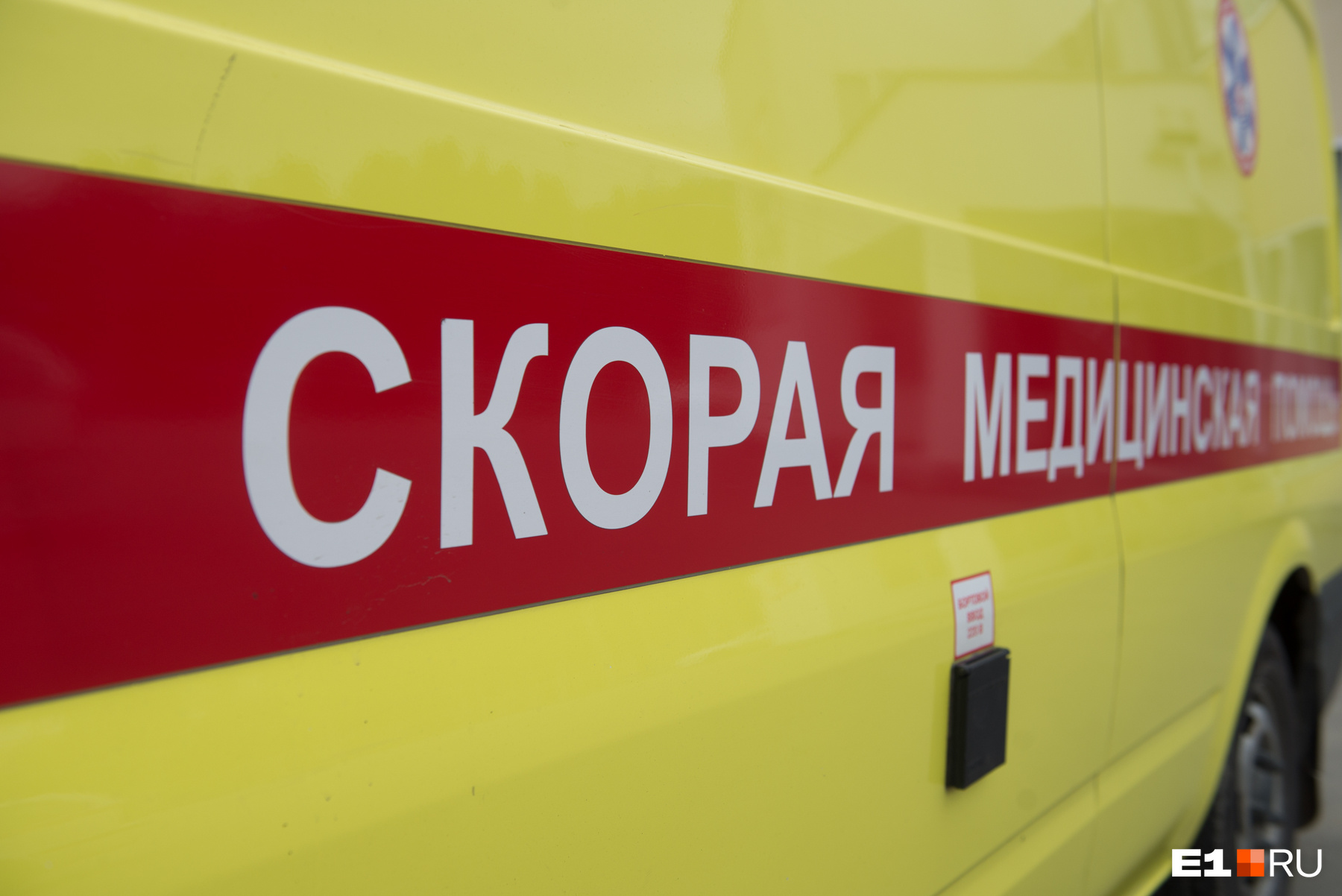 Под Екатеринбургом фура врезалась в пассажирский автобус. Один человек погиб, четверо — ранены