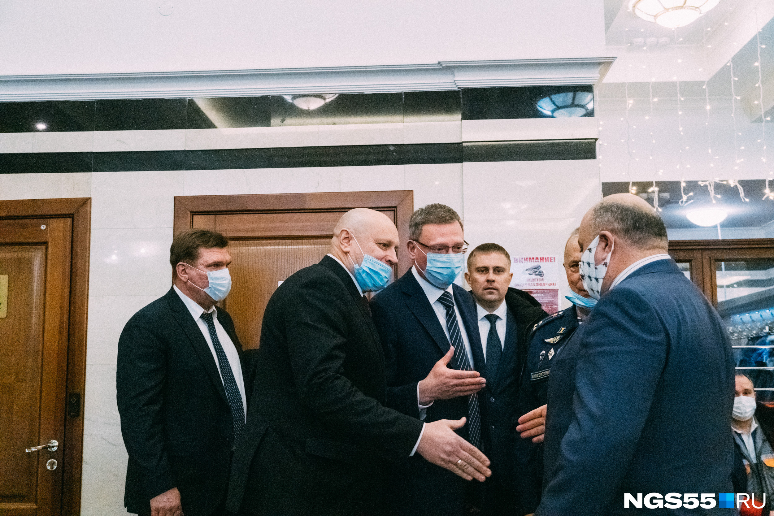 Губернатор Александр Бурков и мэр Сергей Шелест стоят плечом к плечу. Что будет происходить в их отношениях дальше, как говорится, покажет время