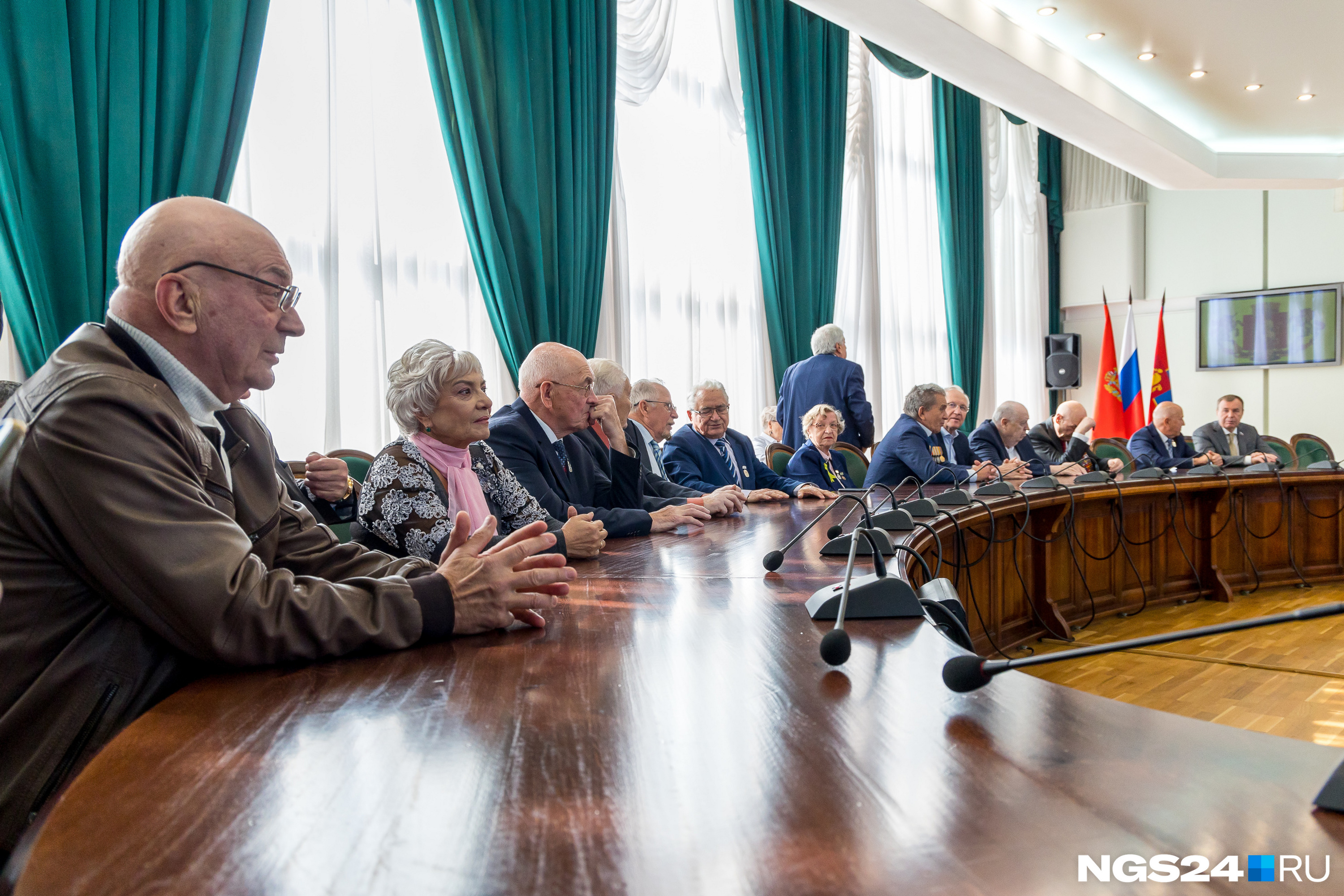 На одной стороне сидели почетные жители города На одной стороне сидели почетные жители города