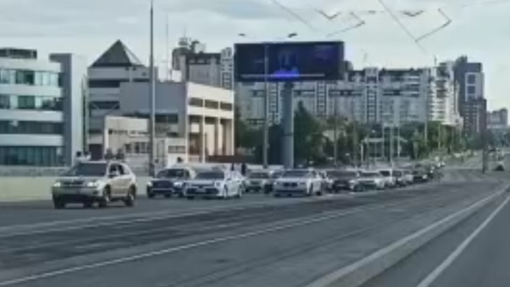 Водители в гневе: на Макаровском мосту наглый свадебный кортеж заблокировал движение