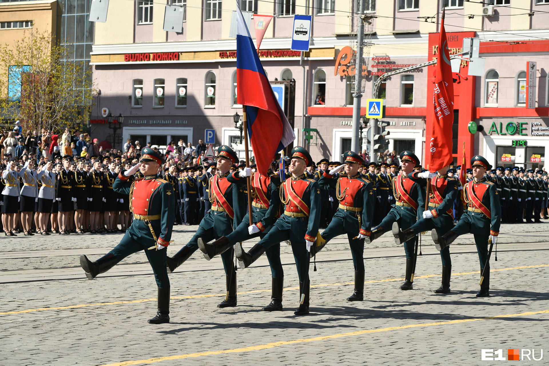 На площадь вынесли флаг России и знамя Победы