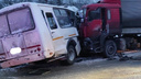 На трассе М-5 в Челябинской области фура врезалась в автобус с вахтовиками. Есть жертвы