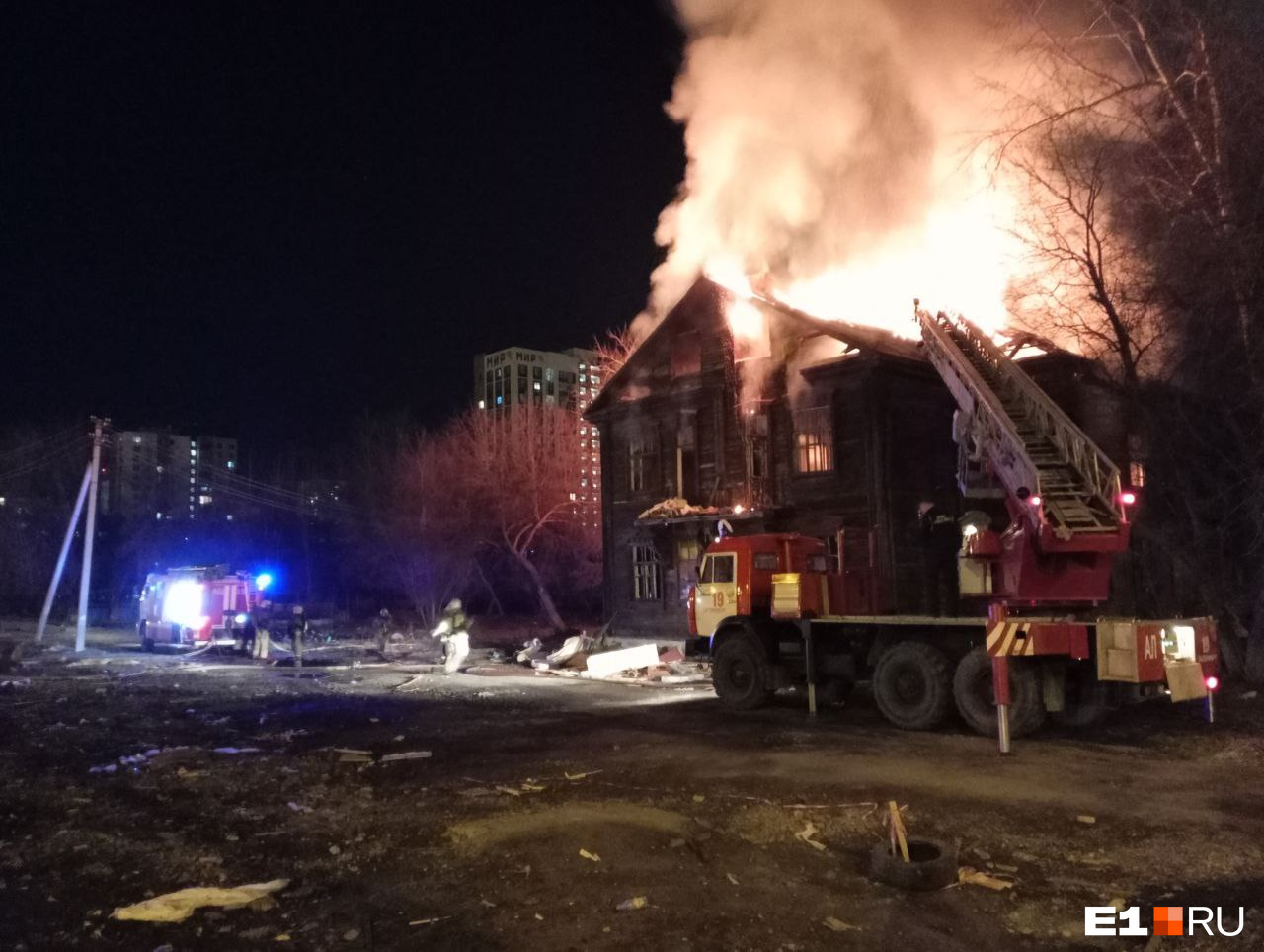 Пожар екатеринбург видео. Пожар дома. Пожар в Екатеринбурге. Пожар сегодня. Пожар Екатеринбург сейчас.