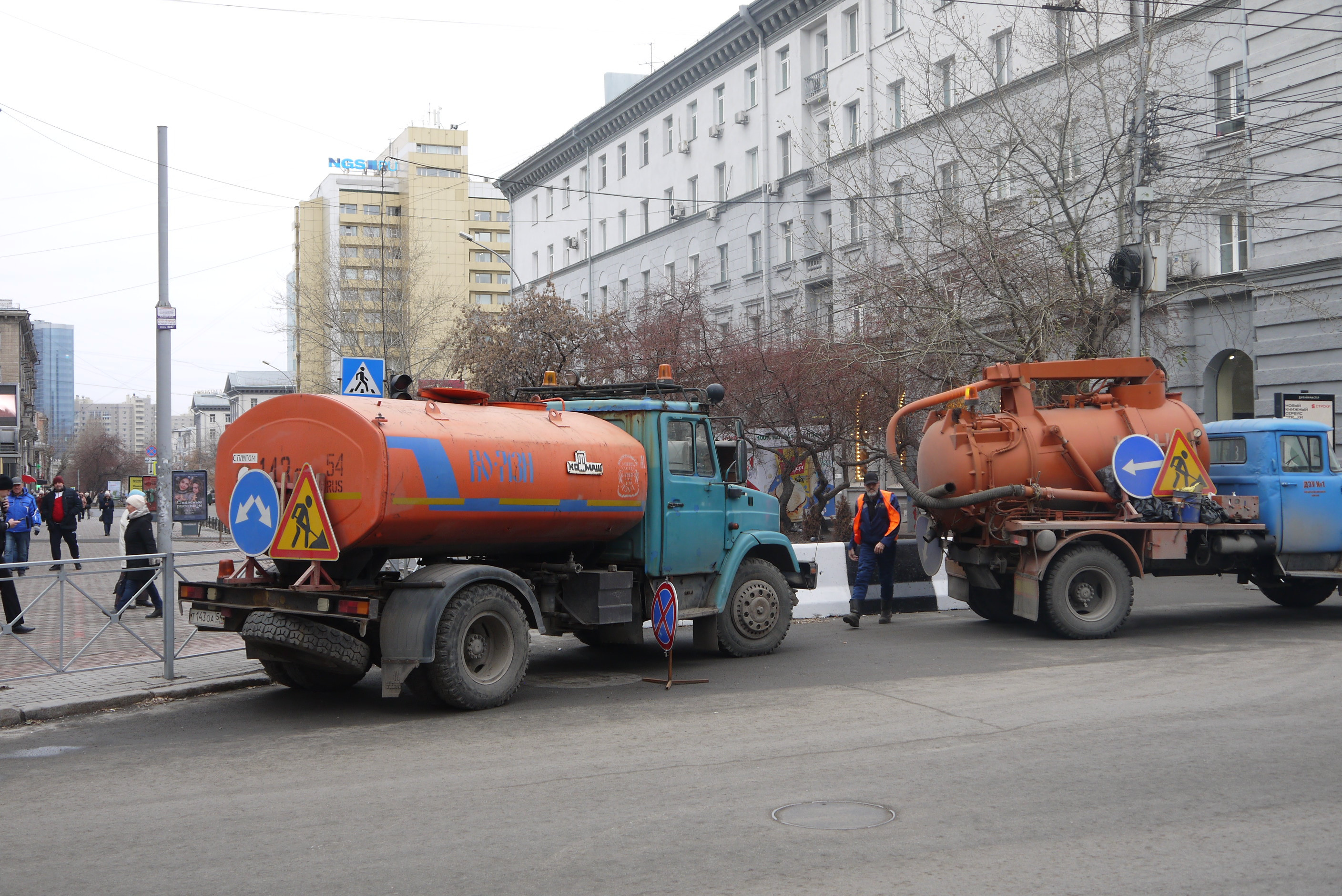 В качестве ворот используется техника коммунальных служб