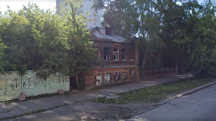 В центре Екатеринбурга снесут старинный особняк, который продавали за 57 миллионов