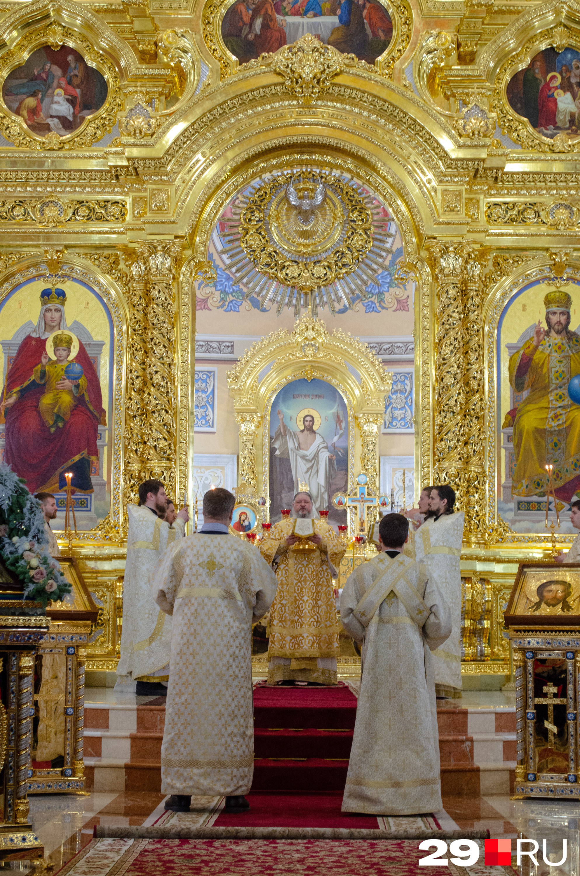 Службу в Михаило-Архангельском соборе провел Митрополит Корнилий Службу в Михаило-Архангельском соборе провел Митрополит Корнилий