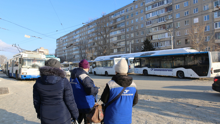 Водителям даже в туалет некуда сходить: в Уфе жители многоэтажек пожаловались на стоянку автобусов «Башавтотранса»