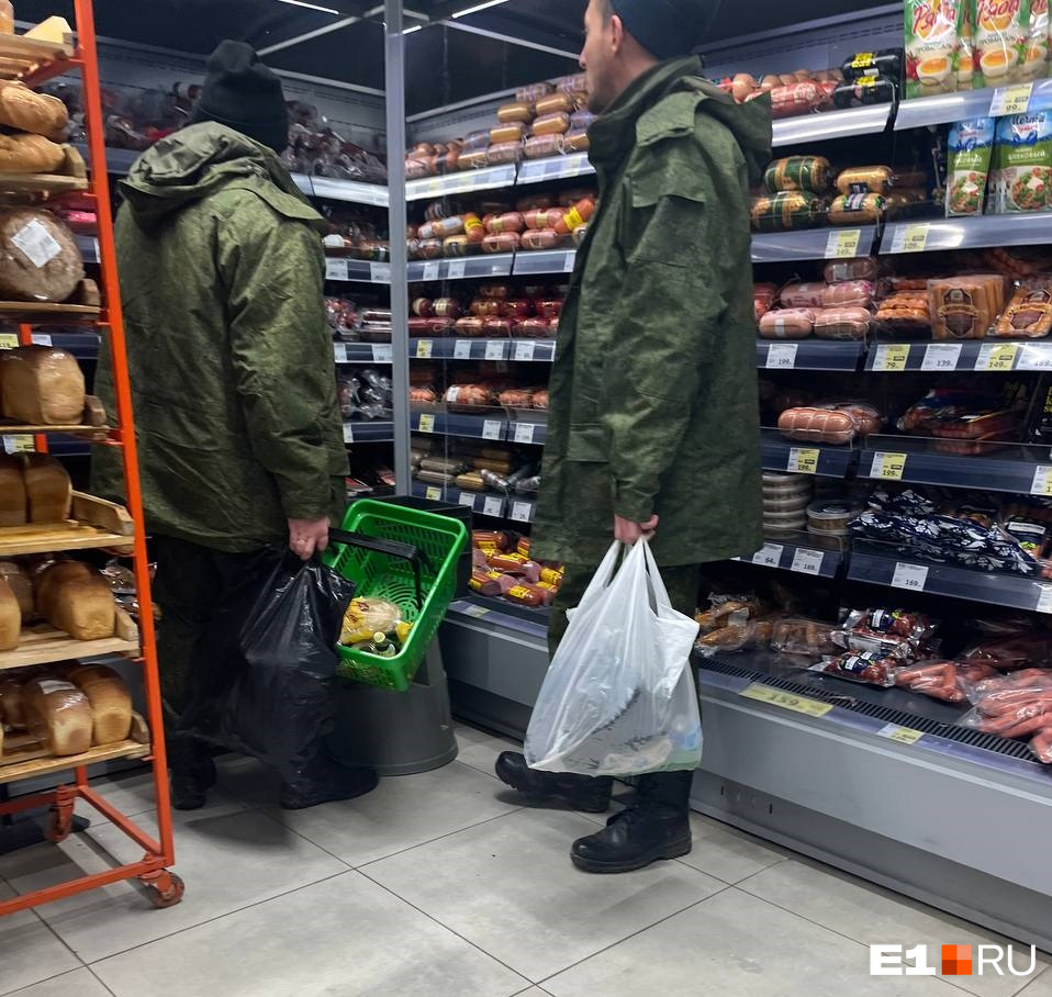 В супермаркете много военных