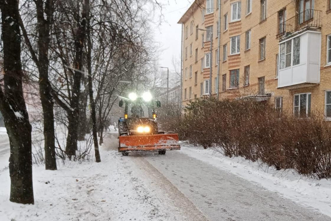 Около 830 КАМАЗов снега сгребли с улиц Петербурга за сутки