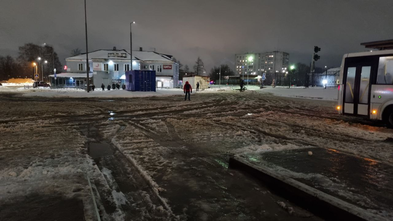 Так выглядела площадь автовокзала в Рыбинске 23 декабря