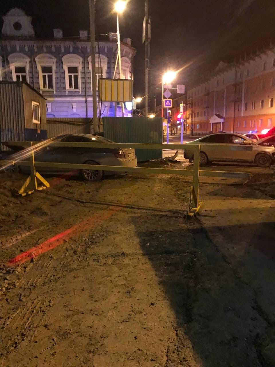 Машина врезалась в здание на стройке Машина врезалась в здание на стройке
