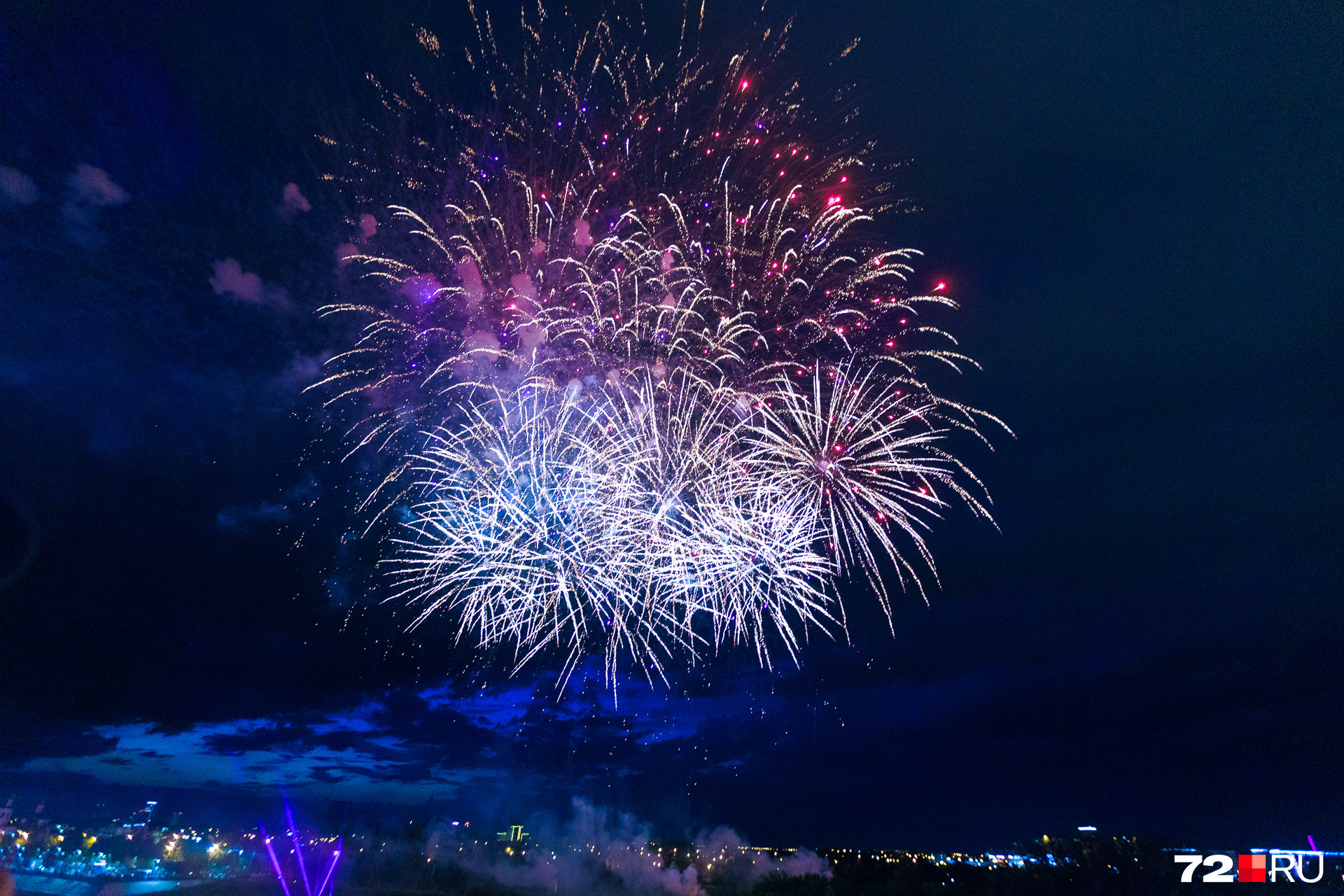 фейерверк днем в светлое. салют днем как выглядит. дневной дымовой салют. фото салют в честь победы. салют днем как выглядит.