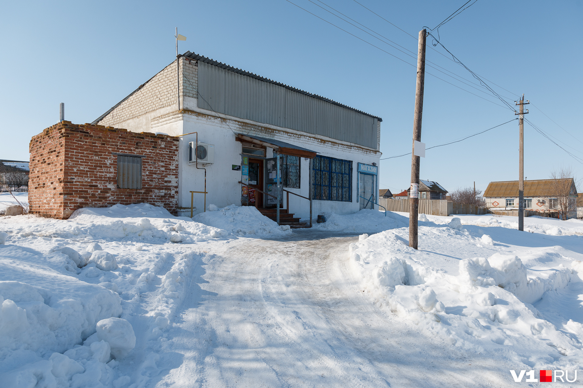 Сельский магазин, где работают самые отзывчивые продавцы. Они встречали волонтеров, журналистов, угощая чаем и кофе Сельский магазин, где работают самые отзывчивые продавцы. Они встречали волонтеров, журналистов, угощая чаем и кофе