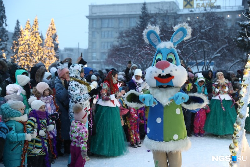 Всероссийский хоровод начался на главной новогодней елке Новосибирска в 17:00. Он проходит в городе в рамках проекта «Новосибирск — новогодняя столица России»