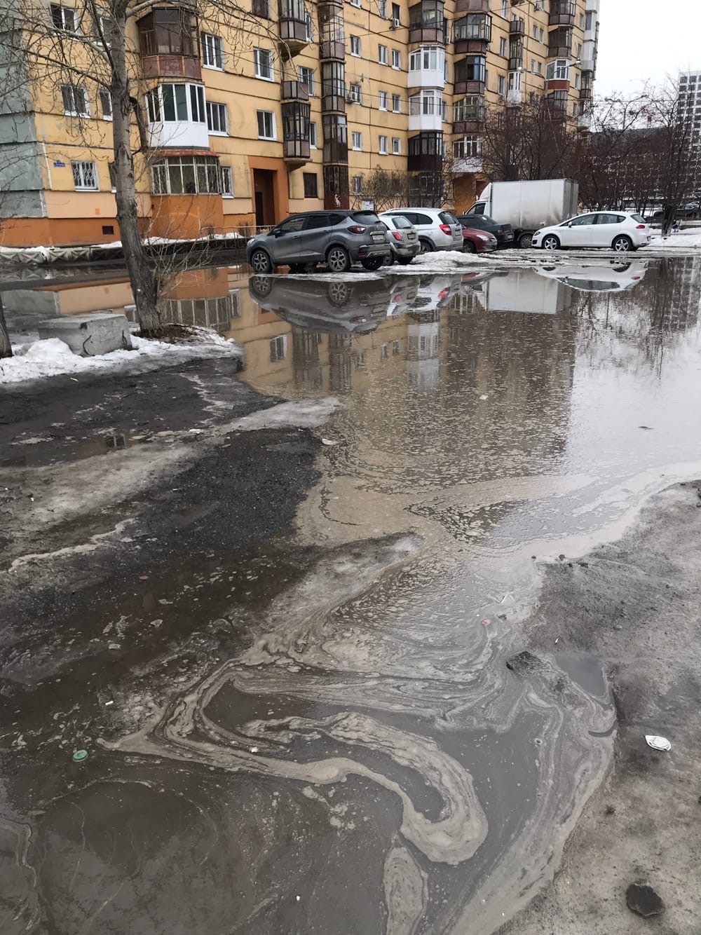 Чс тюмень. Лужа во дворе. Тюмень потоп. Лужа в доме. Тюмень Весна.