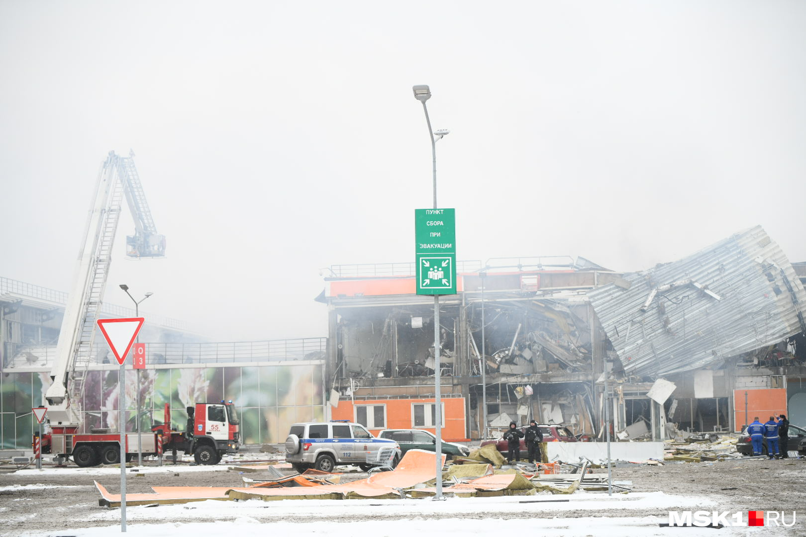 Новости взрыв в москве сегодня 2023. ТЦ мега Химки сгорел. Оби Химки взрыв. Оби Химки пожар. Пожар в Химках 9 декабря 2022.