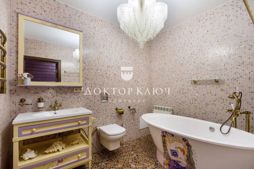 Густав Климт довольно популярен у владельцев роскошной недвижимости, но чтобы репродукции его картин наносили на ванну — такое мы видим впервые