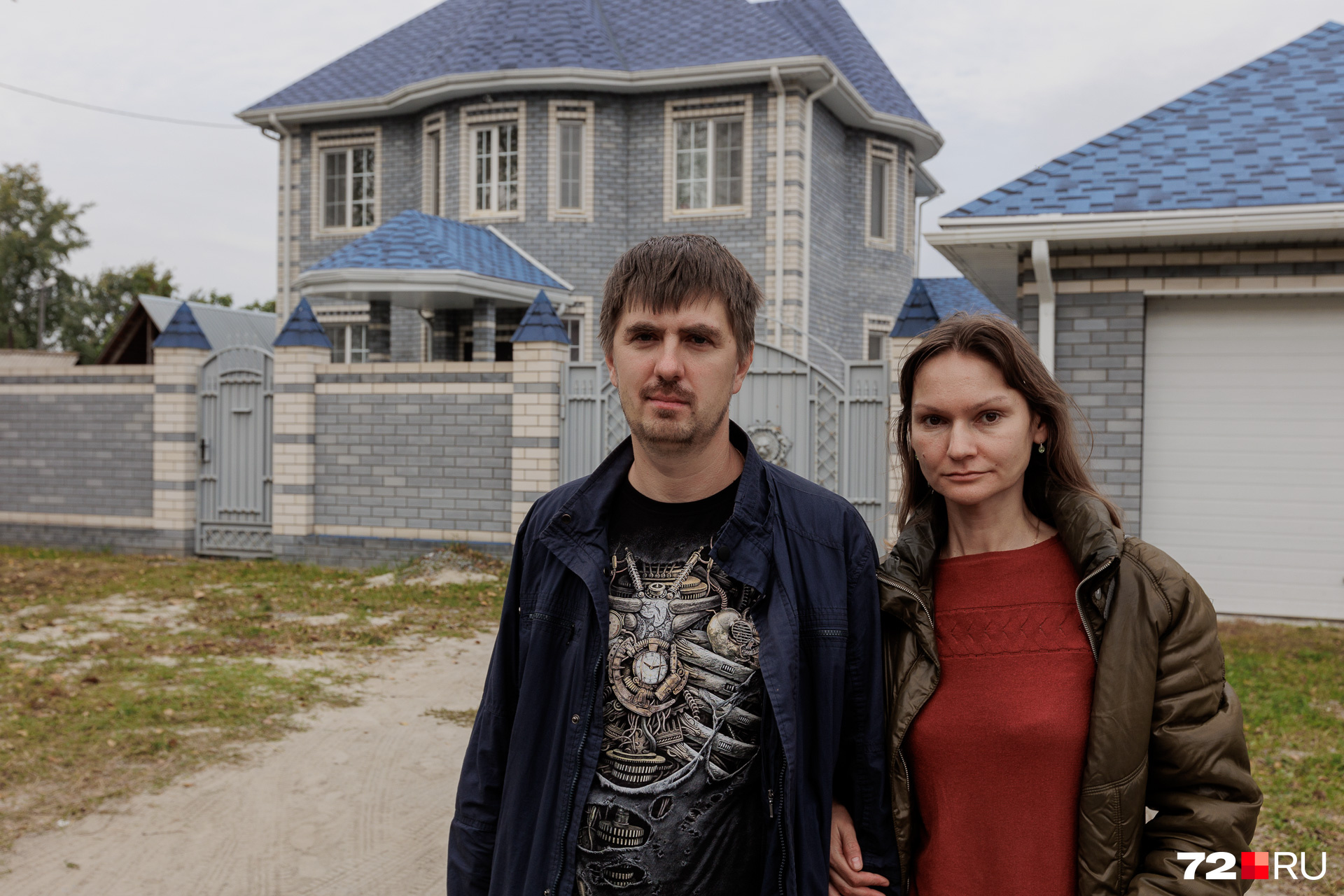 Ирина и Владимир заехали в свой дом только в 2020 году. По их словам, они вложили очень много сил и средств, чтобы его построить — для полного счастья им осталось только отремонтировать крыльцо