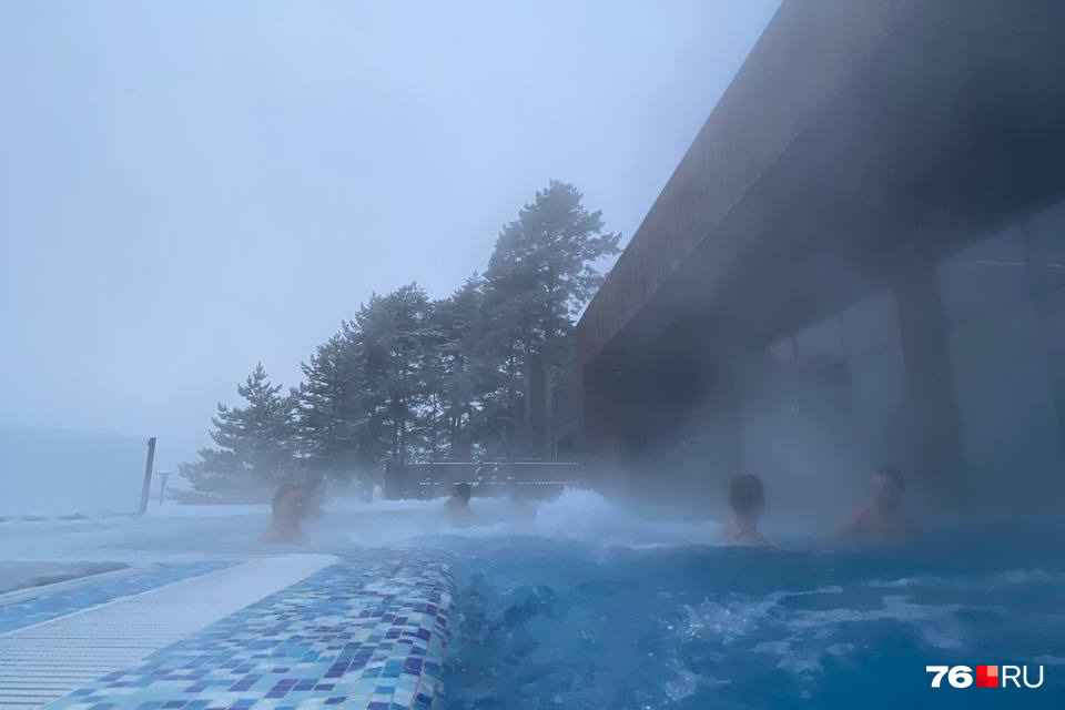 У спа-центра есть горячий бассейн на открытом воздухе