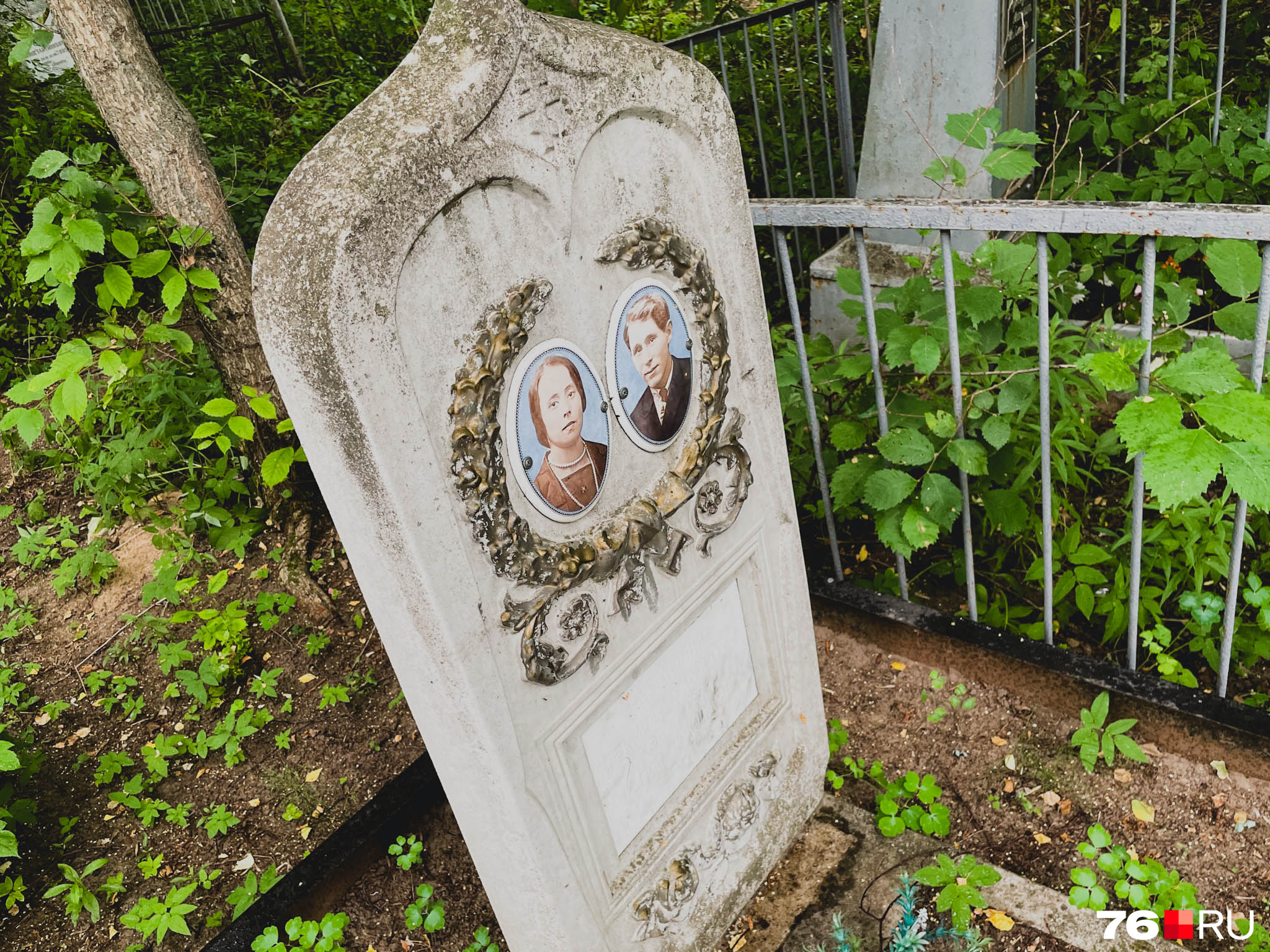 Видимо похоронить. Заброшенное кладбище. Фотография на могилу. Дом у кладбища. Кладбище Ярославль.