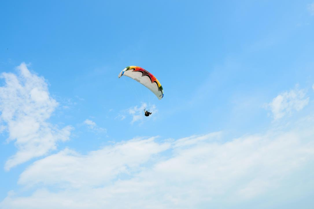 Видео про прыжок с парашютом голой