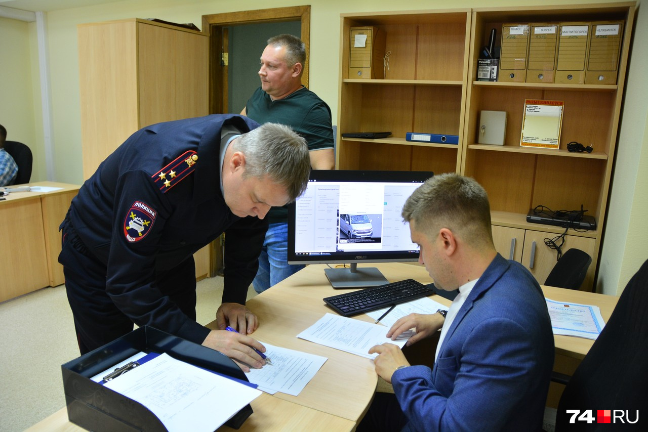 Заместитель начальника ЦАФАП Челябинской области Андрей Смирнов подписывает акт внеплановой проверки