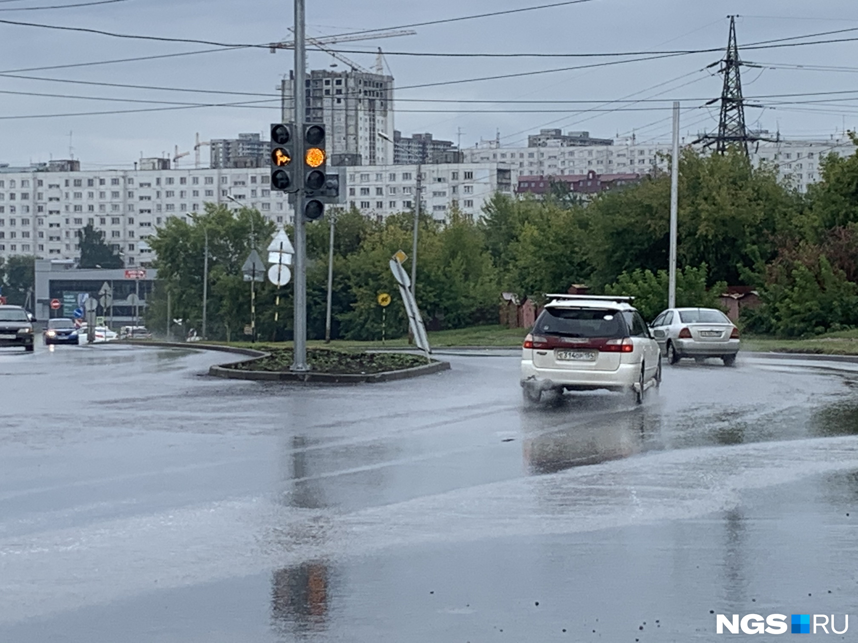 Островок на изгибе дороги