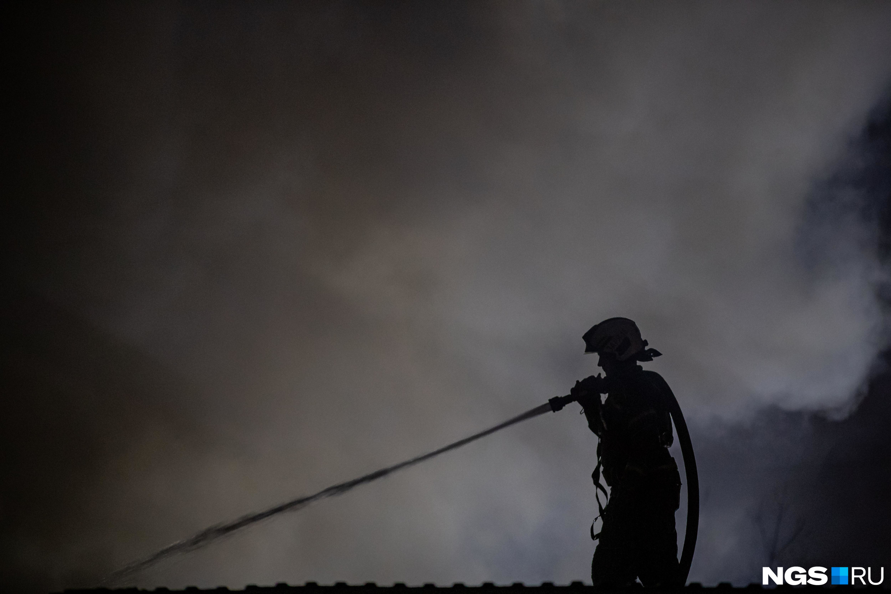 Больше 60 человек спасли пожарные в горевшей пятиэтажке в Иркутске